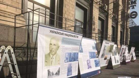 В центре Киева главпочтамт закрыли плакатом с изображением Бандеры