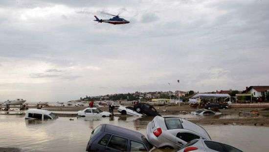 В Турции сильный ливень сносит все на своем пути (ВИДЕО)