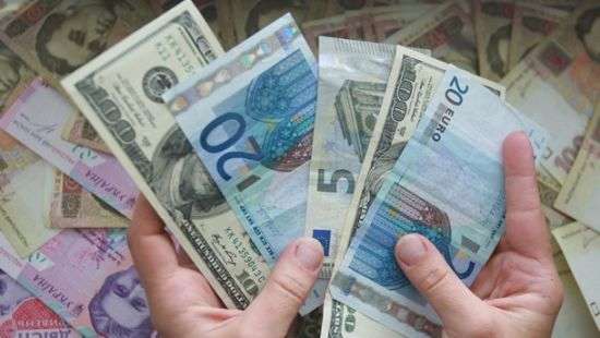 Выяснилось, сколько денег заробитчане перевели в Украину из Польши