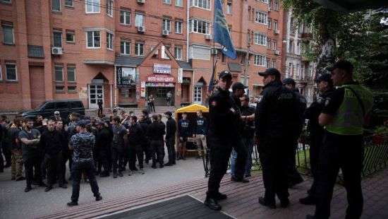 В Киеве националисты блокируют здание телеканала «Интер»