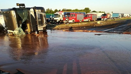 Сладкое ДТП: в Польше затопило улицу жидким шоколадом (ФОТО)
