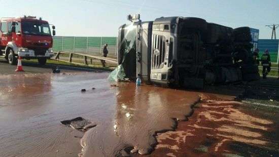 В Польше трассу затопили тонны жидкого шоколада - ВИДЕО