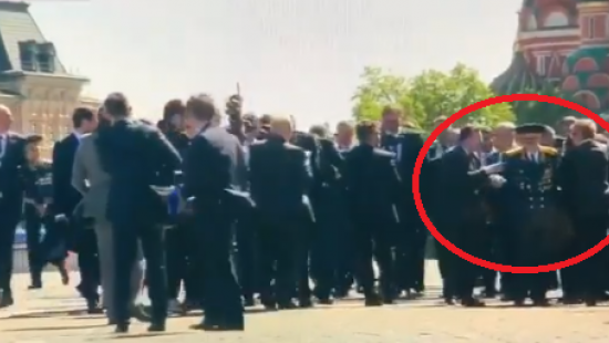 Охрана Путина на параде оттолкнула ветерана (ВИДЕО)