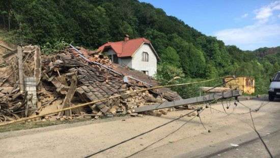 Под Мукачево оползень снес несколько домов (ФОТО/ВИДЕО)
