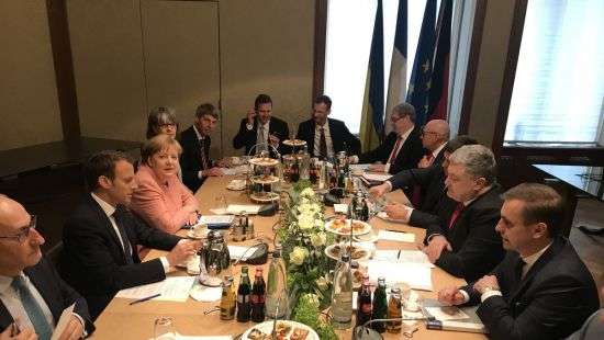 В Германии стартовали трехсторонние переговоры Порошенко с Меркель и Макроном