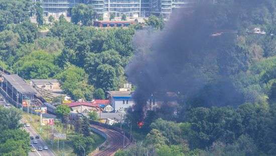 В Гидропарке пожар возле станции метро (ФОТО/ВИДЕО)