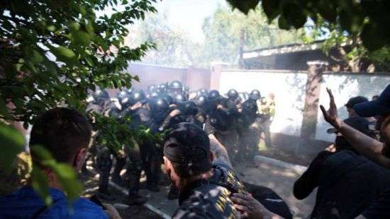 Националисты и полиция: произошли столкновения под домом Левочкина (ФОТО/ВИДЕО)