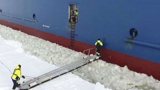 Экстремальный способ попадания на движущийся корабль попал на ВИДЕО