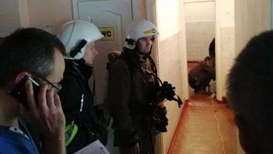 Распыление неизвестного вещества: в одной из школ Донбасса эвакуированы 680 человек