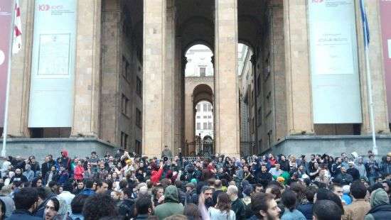 Беспорядки в Тбилиси: протестующие требуют отставки премьера и главы МВД