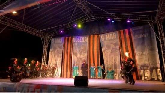 В России во время концерта со сцены свалились певицы - ВИДЕО