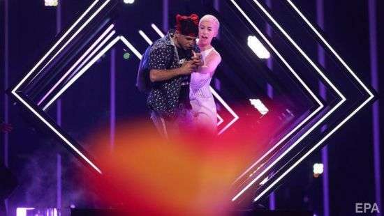 В финале Евровидения на сцену вырвался фанат - ВИДЕО