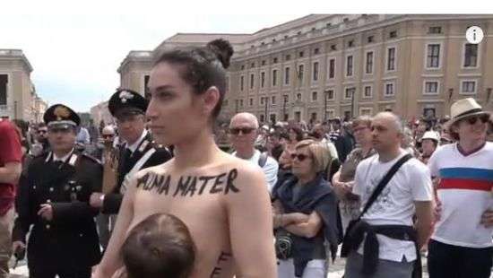 В Ватикане голая активистка Femen «покормила» грудью младенца (ФОТО/ВИДЕО)