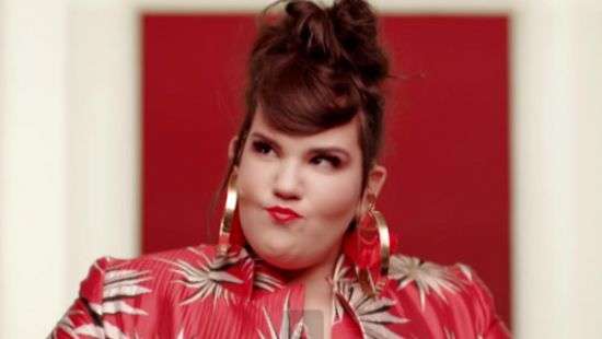 Победительница Евровидения рухнула с лестницы (ВИДЕО)