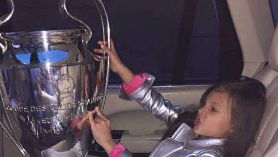 Не «Реал» и не «Ливерпуль»: Павелко «вручил» Кубок чемпионов дочери (ФОТО)