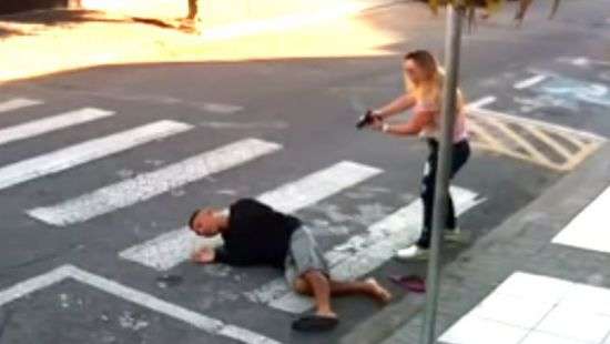 В Бразилии женщина обезвредила возле школы вооруженного грабителя и попала на ВИДЕО