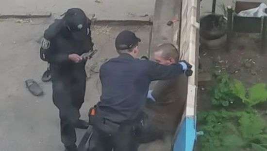 В Сумах издевательства патрульных над пьяным мужчиной попало на ВИДЕО