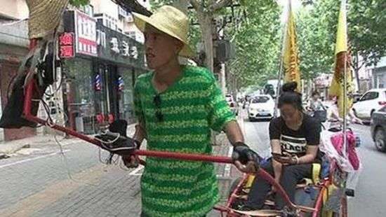 Китаец вез возлюбленную на тележке 41 день, чтобы добиться согласия выйти за него