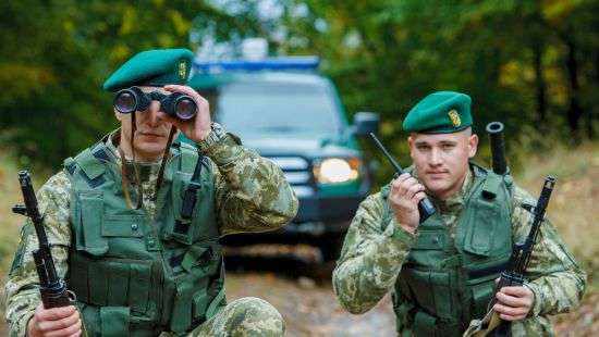 На Закарпатье пограничников забросали камнями