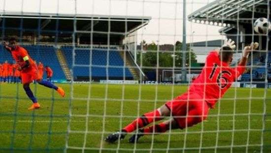 Вратарь получил красную карточку в серии пенальти