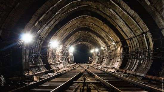 Селфимания: в столичном метро парень катался между вагонами ради пары ярких фото