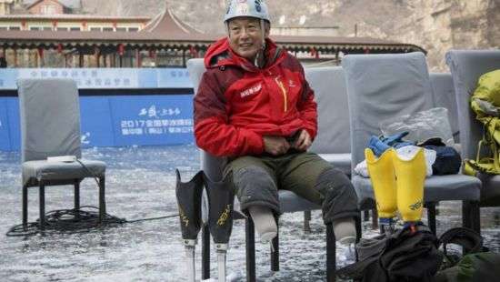 70-летний китаец стал первым безногим альпинистом, покорившим Эверест