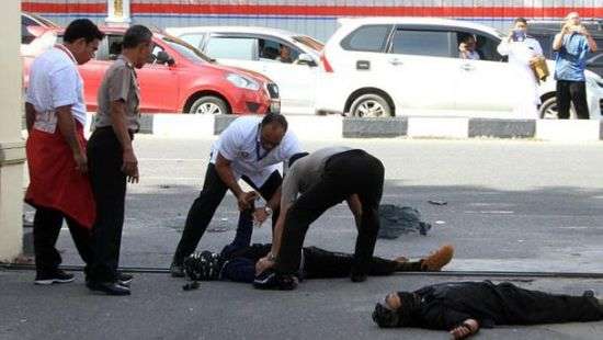 В Индонезии мужчины решились с мечами захватить полицейский участок: есть жертвы