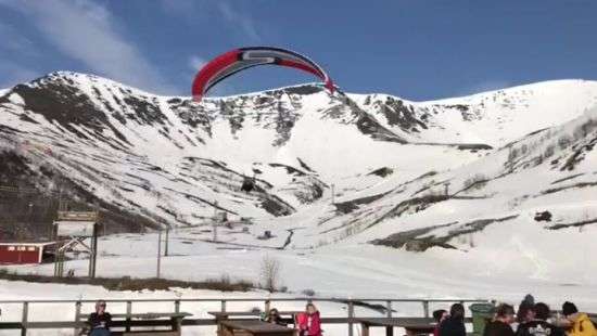 На горнолыжном курорте парапланерист приземлился на головы туристов (ВИДЕО)