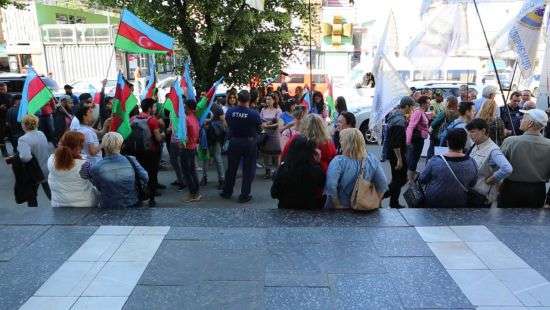 В Днепре протестует азербайджанская община: людям не дают строить бизнес (ФОТО)
