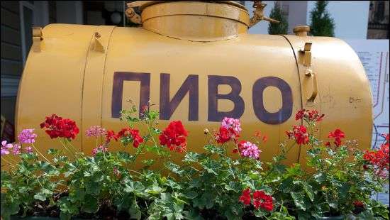 В Австралии на трассу «из ниоткуда» прилетела бочка пива (ВИДЕО)