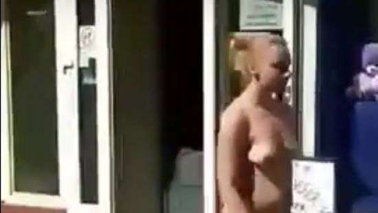 В Борисполе посетительница Приватбанка разделась догола (ВИДЕО)