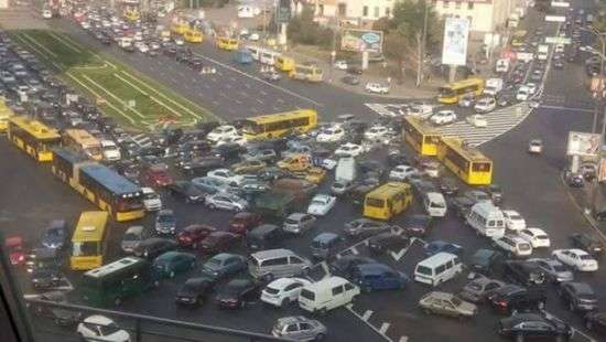 Центр Киева парализовали пробки, транспорт ходит «как попало»