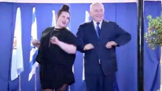 Премьер Израиля исполнил танец «курочки» вместе с Неттой - ВИДЕО