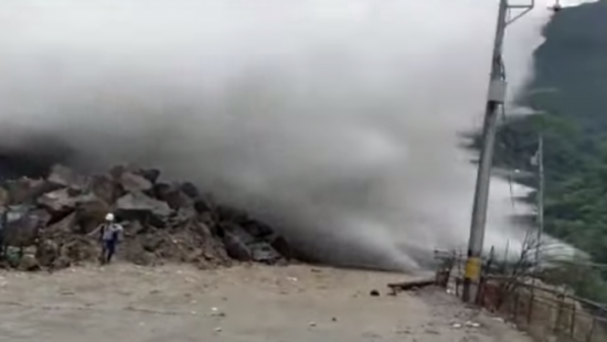 Мощный прорыв плотины в Колумбии попал на ВИДЕО