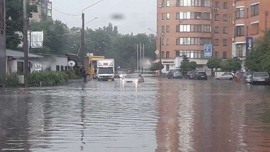 Улицы Харькова превратились в Венецию (ВИДЕО)