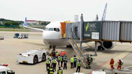 В аэропорту Токио задымился пассажирский самолет, есть пострадавшие (ВИДЕО)