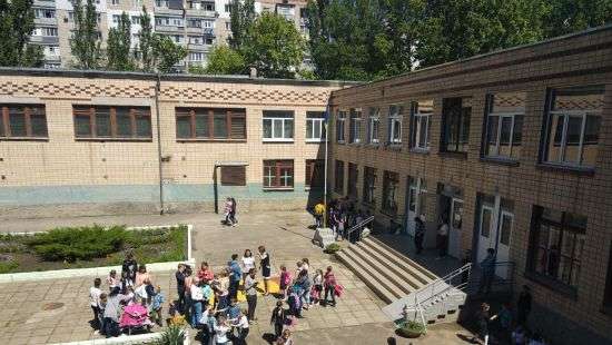 В Николаеве распылили неизвестный газ в школе, эвакуированы 400 детей