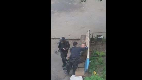 Двух издевавшихся над жителем Сум патрульных уволили со службы