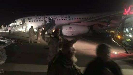 В Саудовской Аравии пилотам пришлось сажать самолет со сломанным шасси (ВИДЕО)