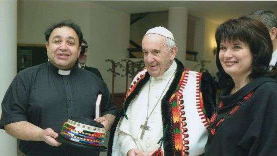 Папа римский Франциск примерил один из традиционных украинских нарядов