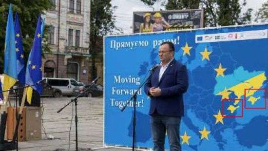 В Черновцах появился баннер, где изображено два Крыма