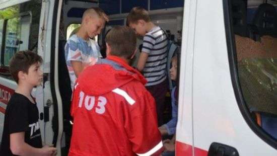 Распыление неизвестного вещества в школе Харькова: госпитализированы 37 человек