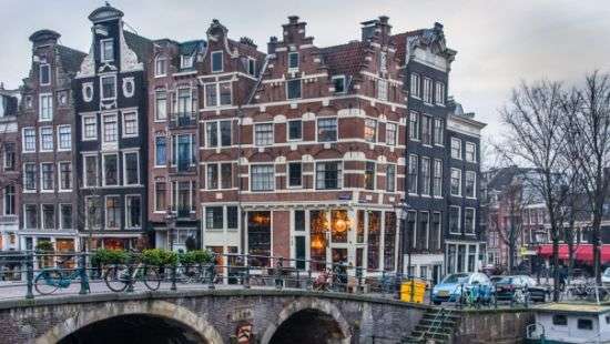 В Амстердаме пьяный юноша хотел справить нужду в канал и погиб