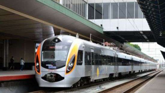 «Укрзализныця» запустит дополнительные поезда на Троицу