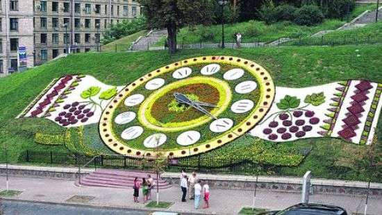 Цветочные часы на Майдане в Киеве сломались сразу же после открытия (ВИДЕО)