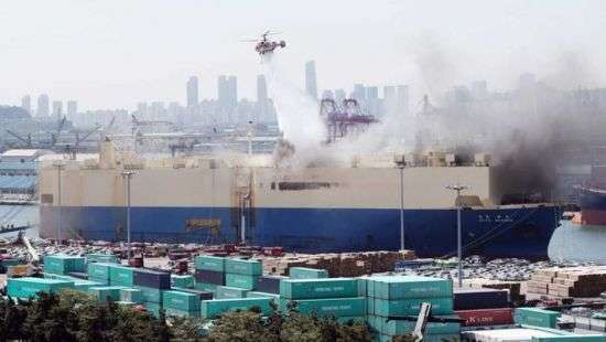 В южнокорейском порту на корабле сгорели 1200 автомобилей (ФОТО/ВИДЕО)