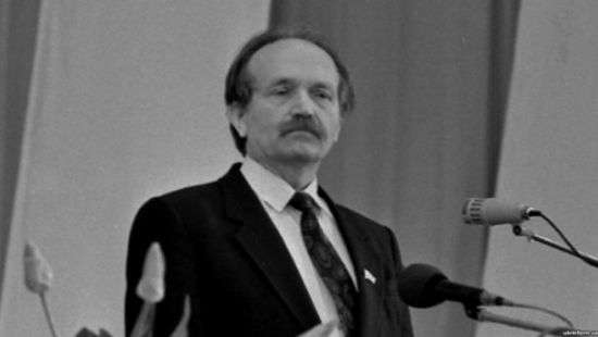 На Черкасчине неизвестные разрушили памятник Вячеслава Чорновола