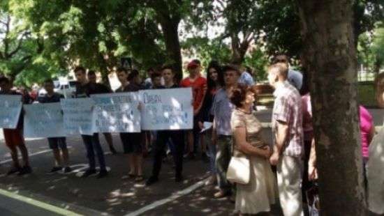 Украинские патриоты пикетировали венгерское консульство в Ужгороде