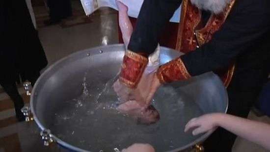 Шокирующий обряд крещения младенца попал на ВИДЕО