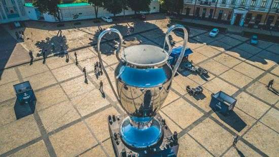 В Киеве установили гигантский Кубок Лиги чемпионов